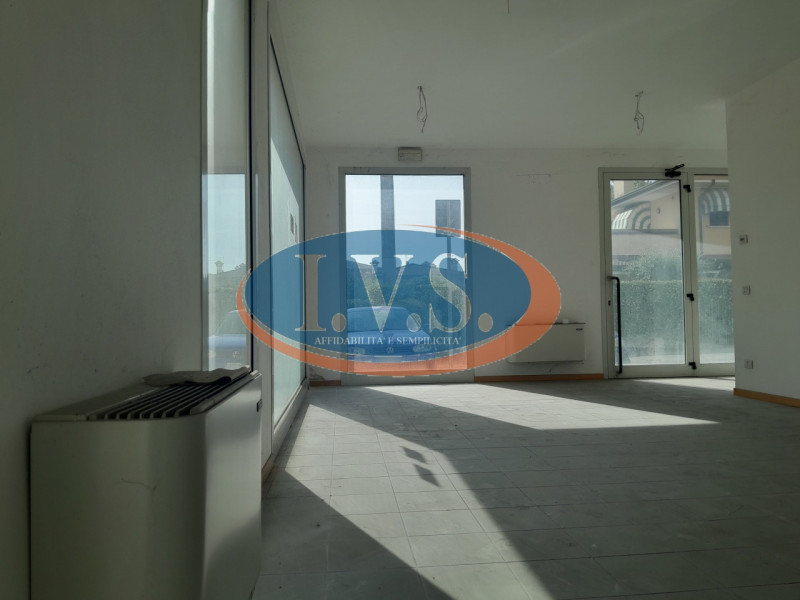 CERVARESE SANTA CROCE (PD) proponiamo  IN VENDITA NEGOZIO VETRINATO di circa 67 mq.
Il locale è d...