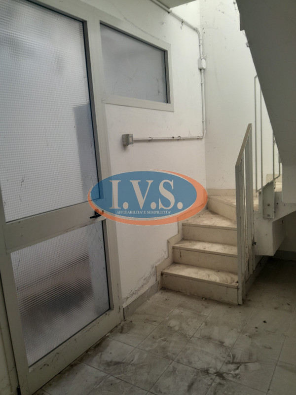 CERVARESE SANTA CROCE (PD) proponiamo  IN VENDITA NEGOZIO VETRINATO di circa 67 mq.
Il locale è d...