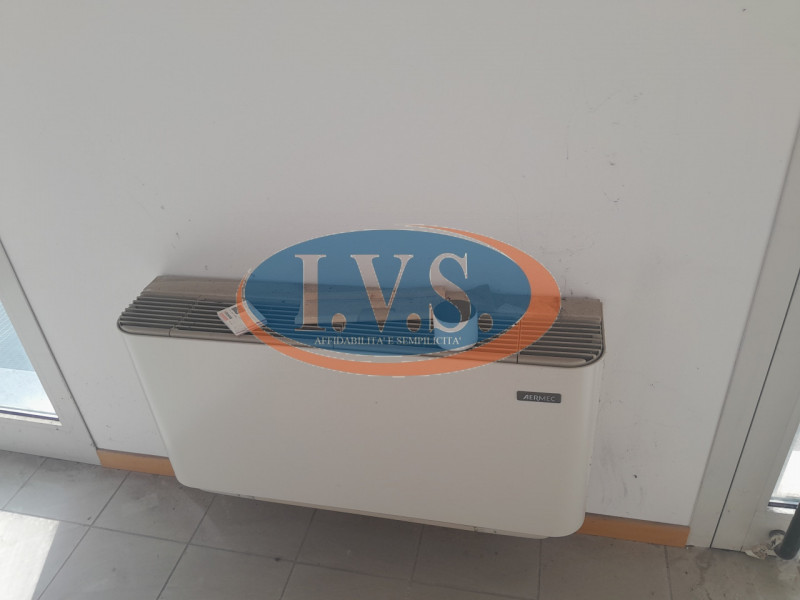 CERVARESE SANTA CROCE (PD) proponiamo  IN VENDITA NEGOZIO VETRINATO di circa 67 mq.
Il locale è d...