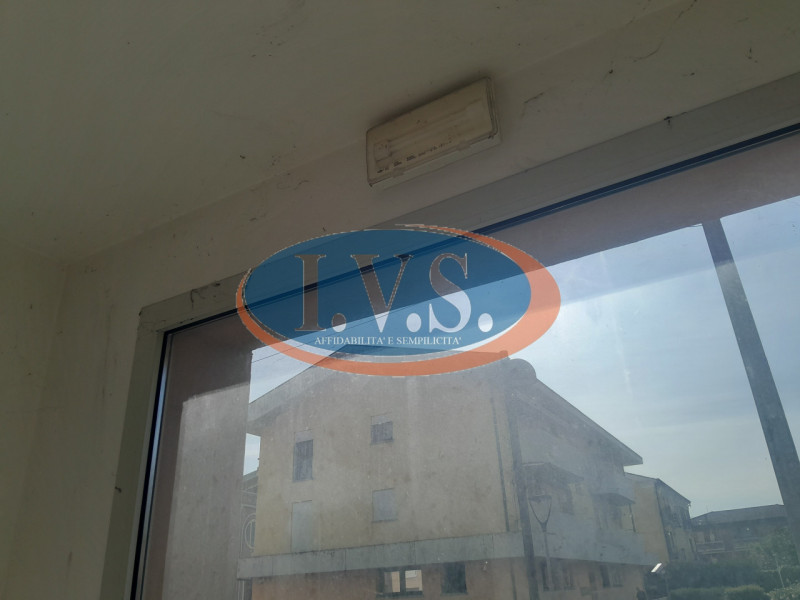 CERVARESE SANTA CROCE (PD) proponiamo  IN VENDITA NEGOZIO VETRINATO di circa 67 mq.
Il locale è d...