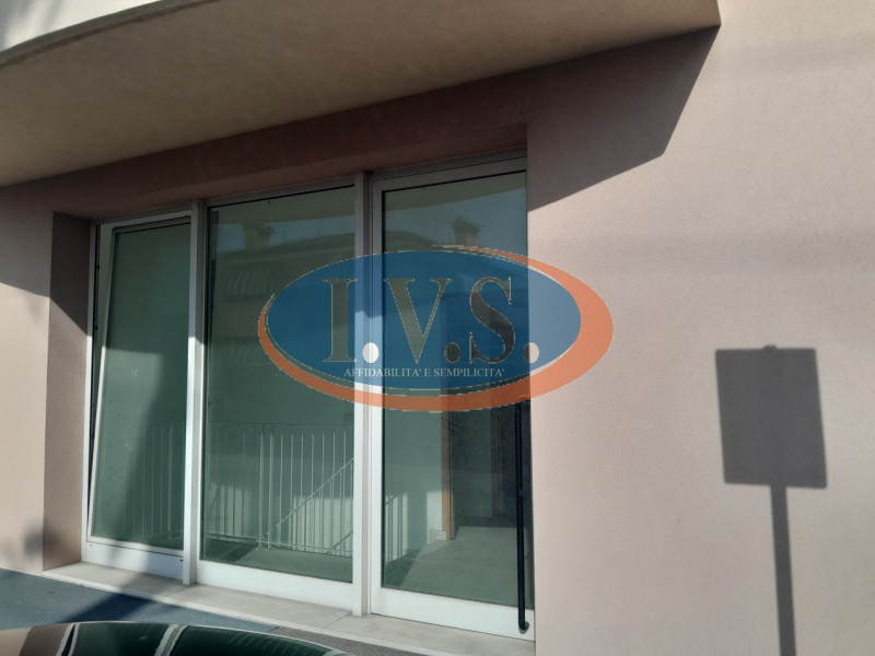 CERVARESE SANTA CROCE (PD) proponiamo  IN VENDITA NEGOZIO VETRINATO di circa 67 mq.
Il locale è d...