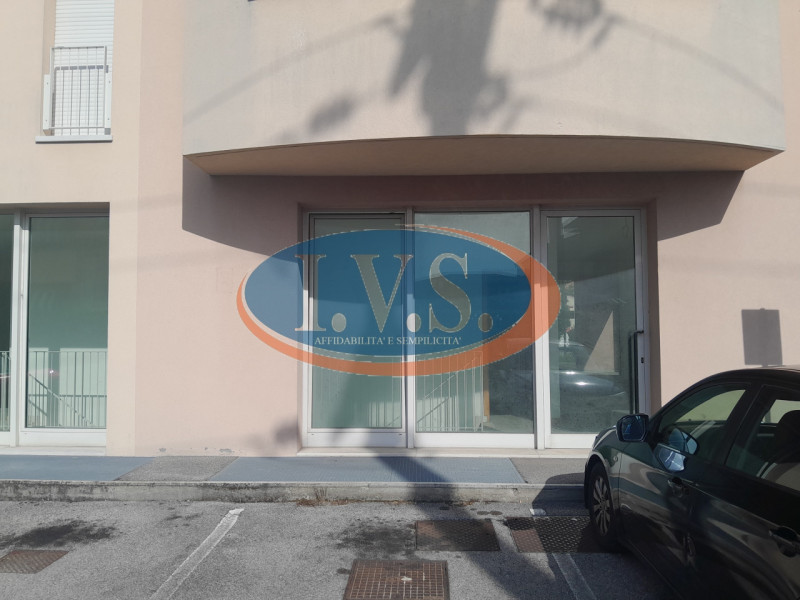CERVARESE SANTA CROCE (PD) proponiamo  IN VENDITA NEGOZIO VETRINATO di circa 67 mq.
Il locale è d...