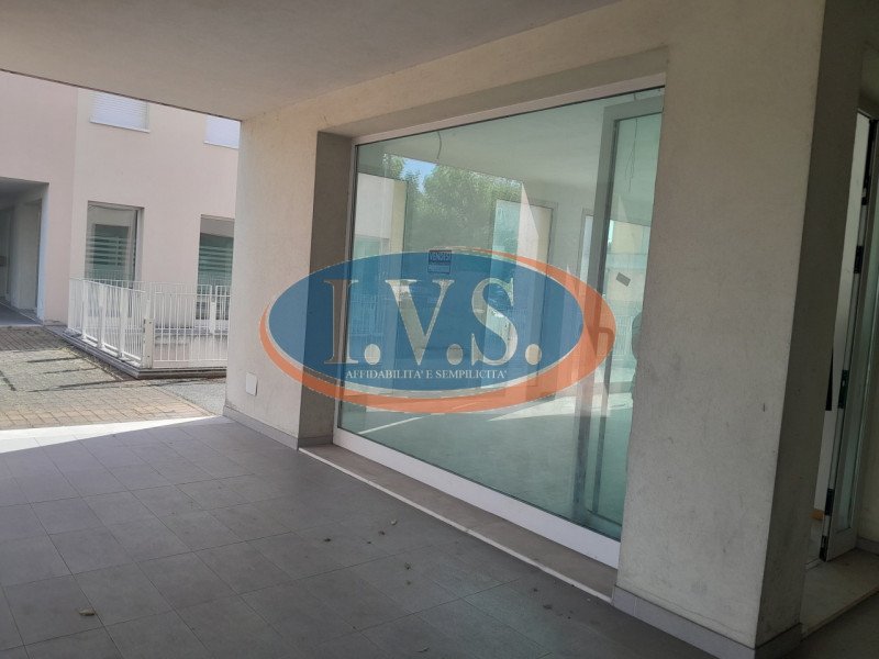 CERVARESE SANTA CROCE (PD) proponiamo  IN VENDITA NEGOZIO VETRINATO di circa 67 mq.
Il locale è d...