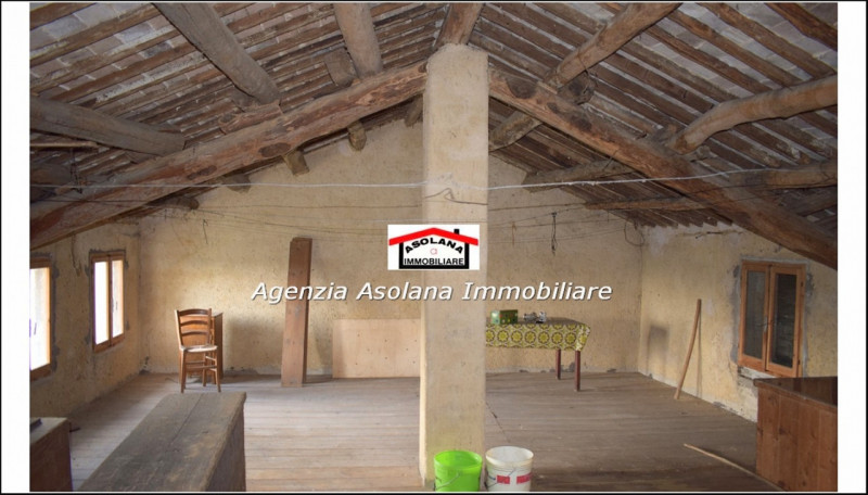 Vendesi rustico a due abitazioni in posizione dominante a ridosso del centro di Castelcucco.
Il r...