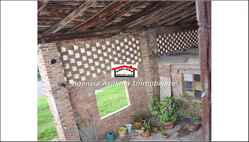 Vendesi rustico a due abitazioni in posizione dominante a ridosso del centro di Castelcucco.
Il r...