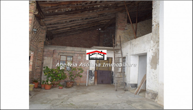 Vendesi rustico a due abitazioni in posizione dominante a ridosso del centro di Castelcucco.
Il r...