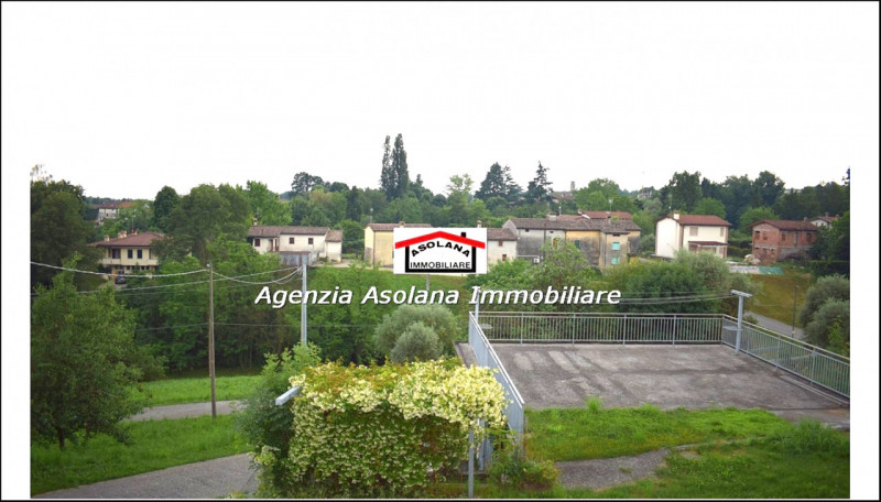 Vendesi rustico a due abitazioni in posizione dominante a ridosso del centro di Castelcucco.
Il r...