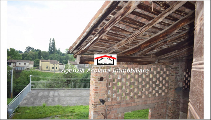 Vendesi rustico a due abitazioni in posizione dominante a ridosso del centro di Castelcucco.
Il r...