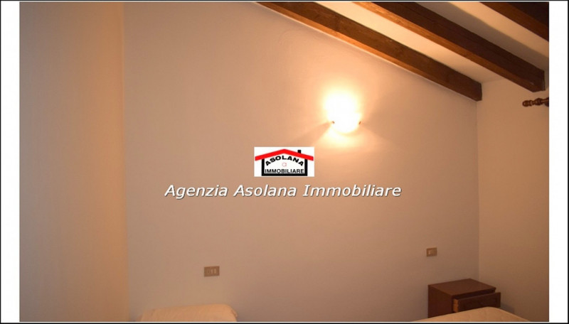 Vendesi rustico a due abitazioni in posizione dominante a ridosso del centro di Castelcucco.
Il r...