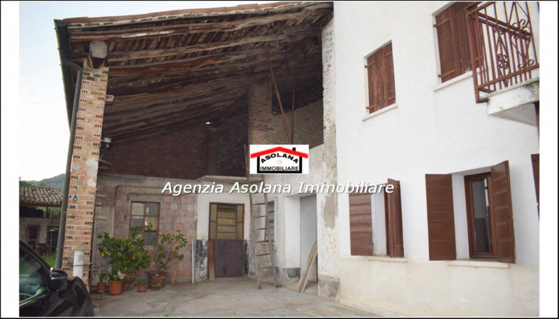 Vendesi rustico a due abitazioni in posizione dominante a ridosso del centro di Castelcucco.
Il r...