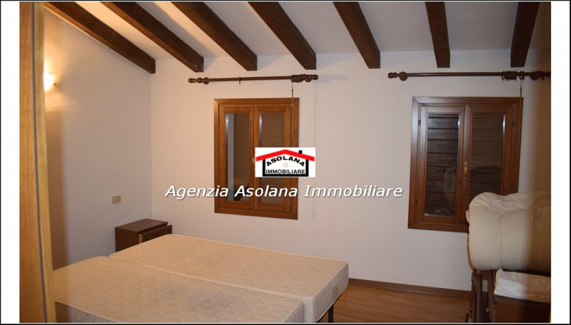 Vendesi rustico a due abitazioni in posizione dominante a ridosso del centro di Castelcucco.
Il r...