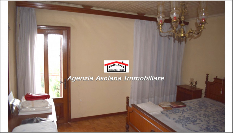 Vendesi rustico a due abitazioni in posizione dominante a ridosso del centro di Castelcucco.
Il r...