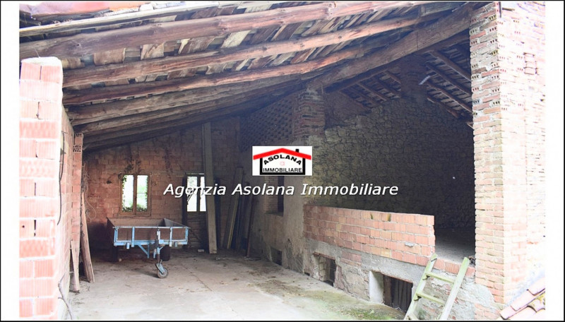 Vendesi rustico a due abitazioni in posizione dominante a ridosso del centro di Castelcucco.
Il r...