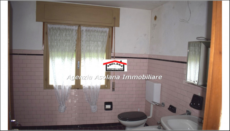 Vendesi rustico a due abitazioni in posizione dominante a ridosso del centro di Castelcucco.
Il r...