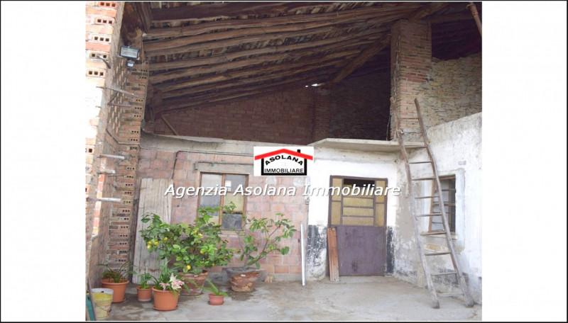 Vendesi rustico a due abitazioni in posizione dominante a ridosso del centro di Castelcucco.
Il r...