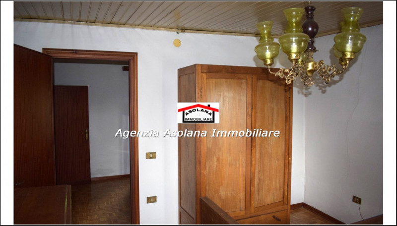 Vendesi rustico a due abitazioni in posizione dominante a ridosso del centro di Castelcucco.
Il r...