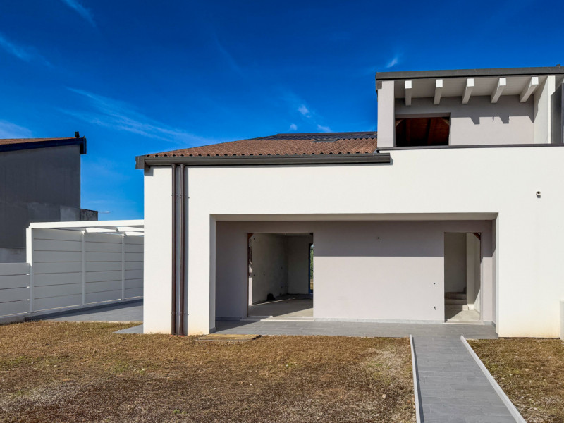 (Per INFO Vittorio 3517343301) Ad Altivole, in una piacevole e riservata zona residenziale, propo...