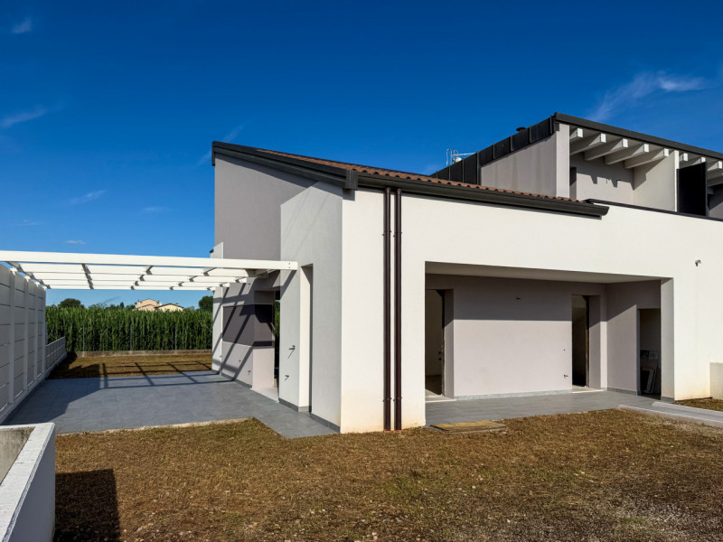 (Per INFO Vittorio 3517343301) Ad Altivole, in una piacevole e riservata zona residenziale, propo...