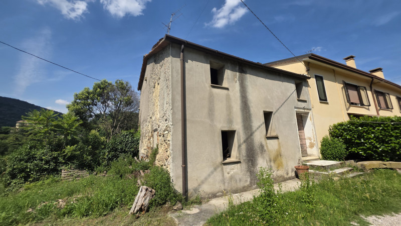 Teolo collina, proponiamo in vendita rustico su doppio livello in pietra completamente da ristrut...