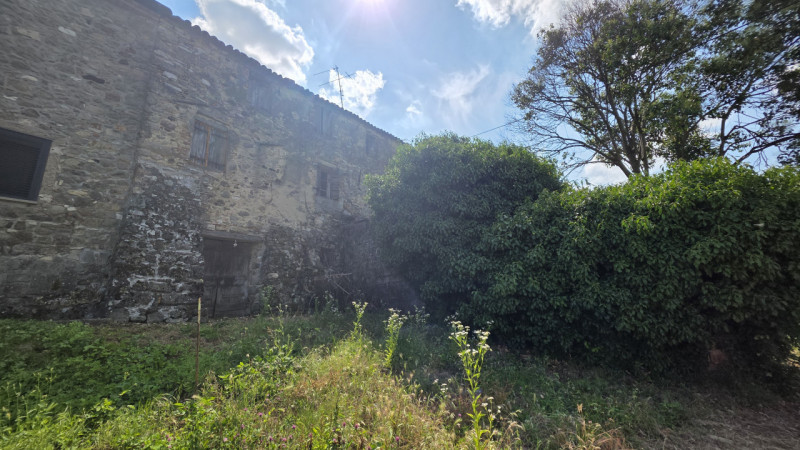 Teolo collina, proponiamo in vendita rustico su doppio livello in pietra completamente da ristrut...