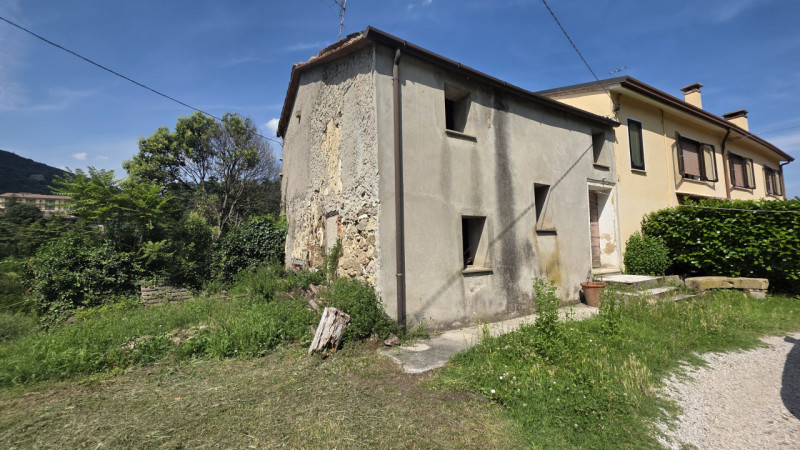Teolo collina, proponiamo in vendita rustico su doppio livello in pietra completamente da ristrut...