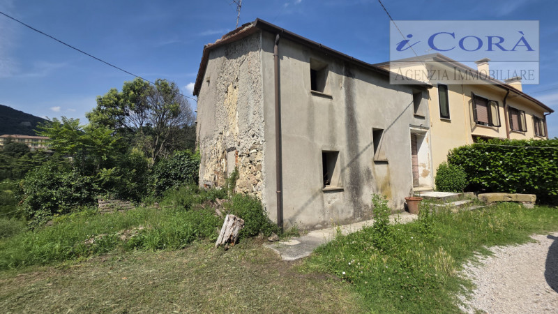 Teolo collina, proponiamo in vendita rustico su doppio livello in pietra completamente da ristrut...
