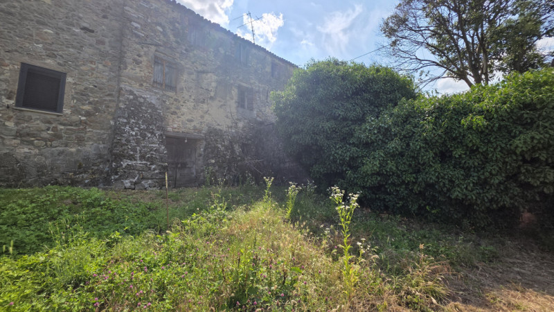 Teolo collina, proponiamo in vendita rustico su doppio livello in pietra completamente da ristrut...
