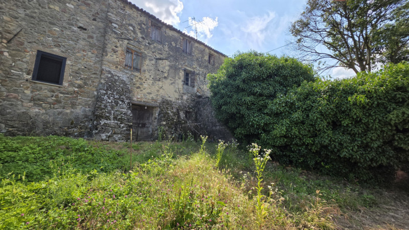 Teolo collina, proponiamo in vendita rustico su doppio livello in pietra completamente da ristrut...