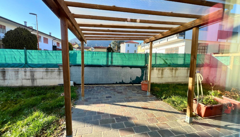 Scopri questa affascinante bifamiliare situata nel centro di Barbarano Vicentino. Con una superfi...
