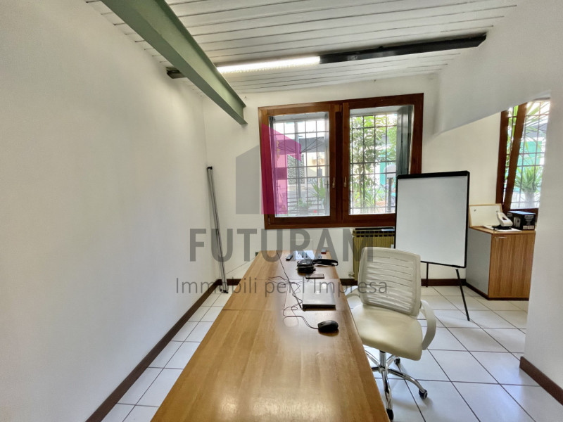 MONTEGALDA- 63FIL - PER INFO 0444/310220

Proponiamo in affitto un ufficio posizionato in punto s...