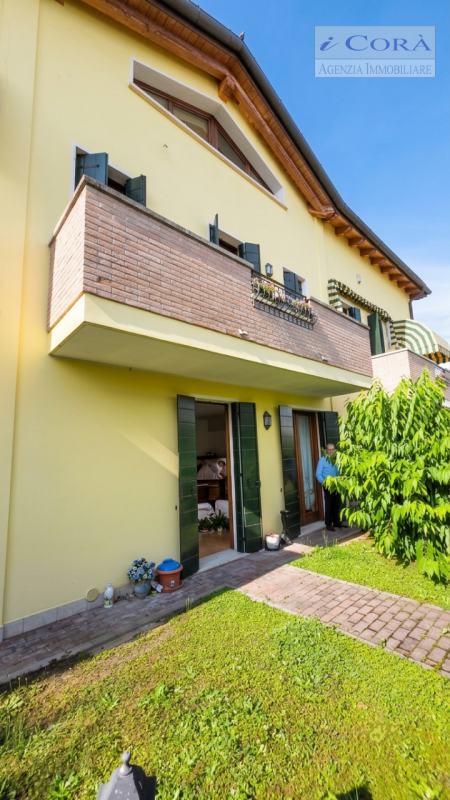 Padova zona Chiesanuova, Casa Villetta Trifamiliare sviluppata su tre piani fuori terra - Svilupp...