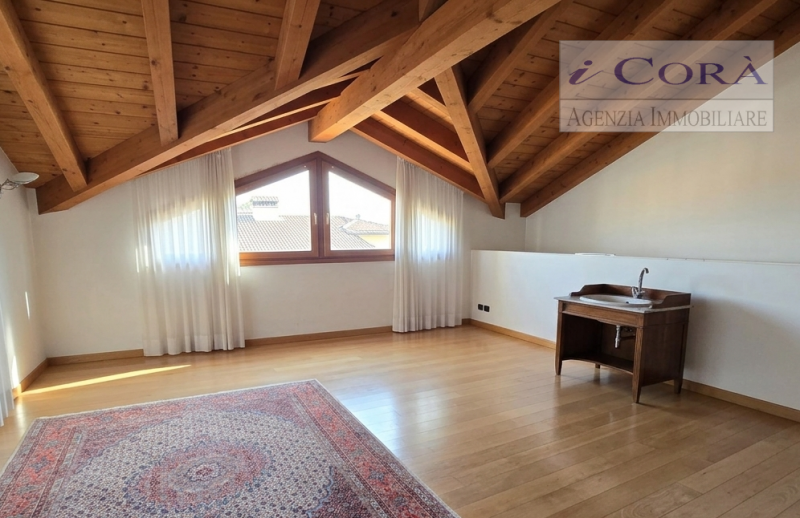 Padova zona Chiesanuova, Casa Villetta Trifamiliare sviluppata su tre piani fuori terra - Svilupp...