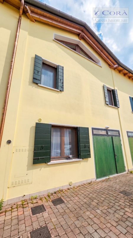 Padova zona Chiesanuova, Casa Villetta Trifamiliare sviluppata su tre piani fuori terra - Svilupp...