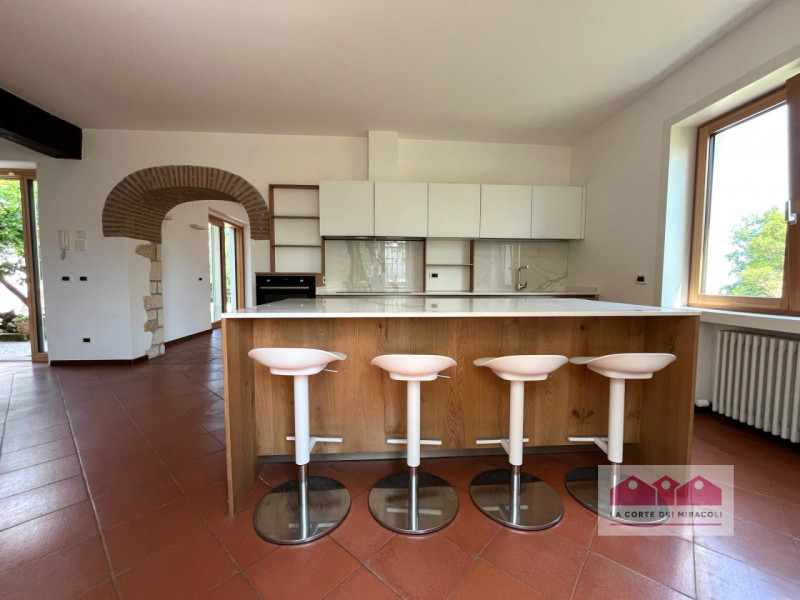 MONTEVIALE: AFFASCINANTE BIFAMILIARE RISTRUTTURATA COMPOSTA DA 3 CAMERE E GIARDINO PROVATO. OTTIM...