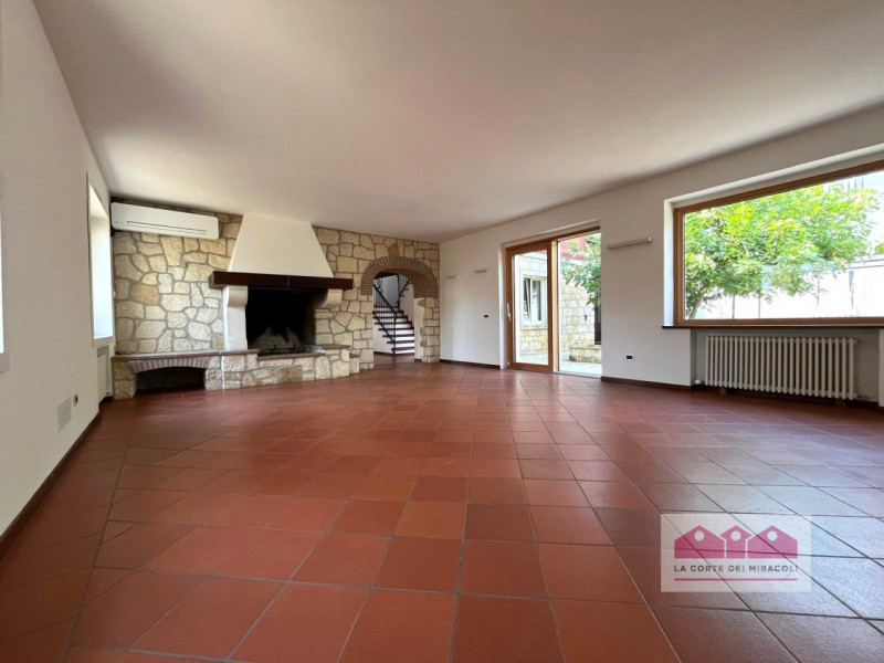 MONTEVIALE: AFFASCINANTE BIFAMILIARE RISTRUTTURATA COMPOSTA DA 3 CAMERE E GIARDINO PROVATO. OTTIM...