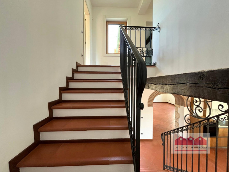 MONTEVIALE: AFFASCINANTE BIFAMILIARE RISTRUTTURATA COMPOSTA DA 3 CAMERE E GIARDINO PROVATO. OTTIM...