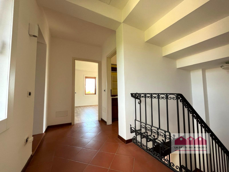 MONTEVIALE: AFFASCINANTE BIFAMILIARE RISTRUTTURATA COMPOSTA DA 3 CAMERE E GIARDINO PROVATO. OTTIM...
