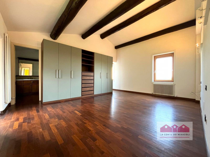 MONTEVIALE: AFFASCINANTE BIFAMILIARE RISTRUTTURATA COMPOSTA DA 3 CAMERE E GIARDINO PROVATO. OTTIM...