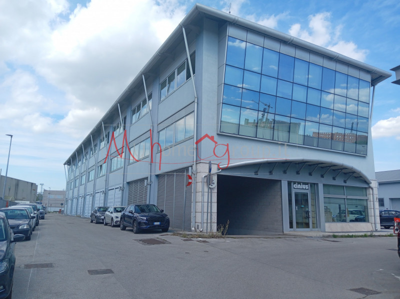 FIERA (RIF: GARAGE111-R) Se stai cercando un garage comodo e strategicamente posizionato, non per...