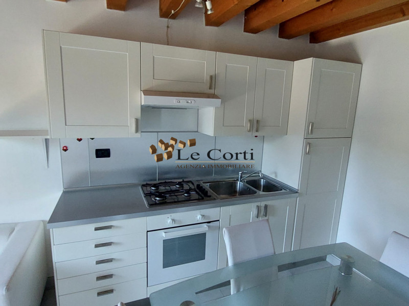 Appartamento trilocale  immerso in una bellissima corte ristrutturata che offre l'opportunità ide...