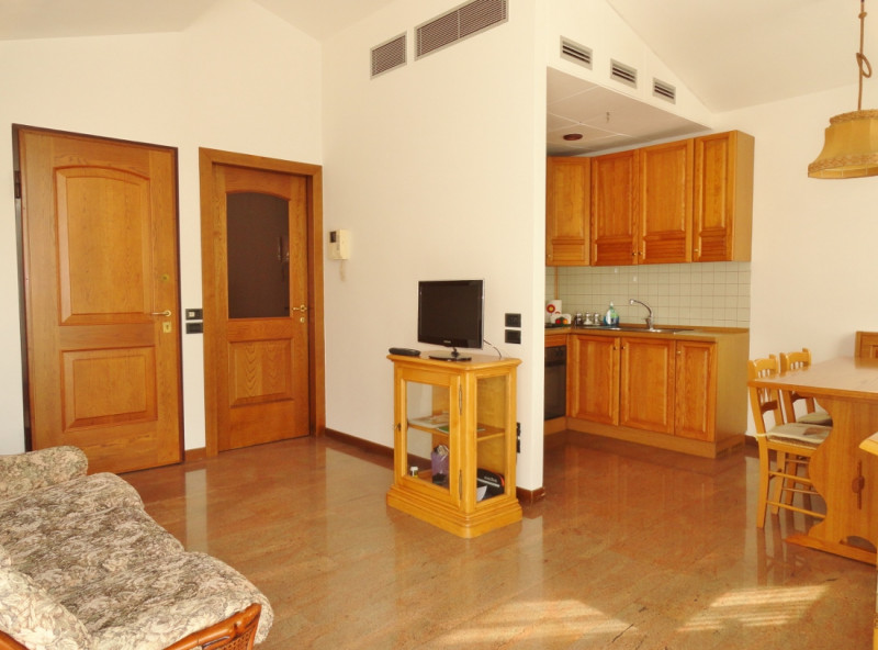 MIDI ATTICO MANSARDATO E ARREDATO - Rif. 8408
In zona residenziale e ben servita a San Lazzaro (V...