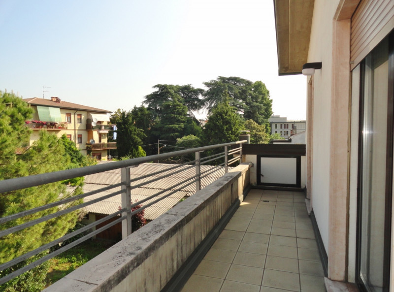 MIDI ATTICO MANSARDATO E ARREDATO - Rif. 8408
In zona residenziale e ben servita a San Lazzaro (V...