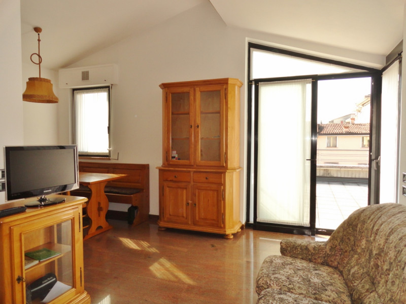 MIDI ATTICO MANSARDATO E ARREDATO - Rif. 8408
In zona residenziale e ben servita a San Lazzaro (V...