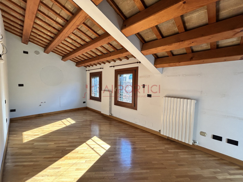 PIOVE DI SACCO Centro Storico - Introvabile villetta travata a vista nel Centro Storico del paese...