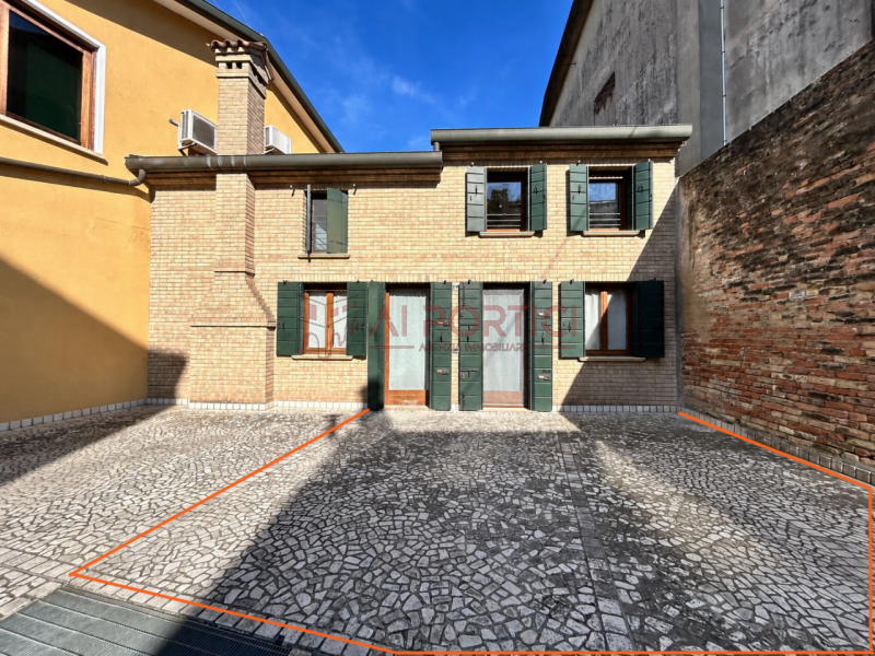 PIOVE DI SACCO Centro Storico - Introvabile villetta travata a vista nel Centro Storico del paese...