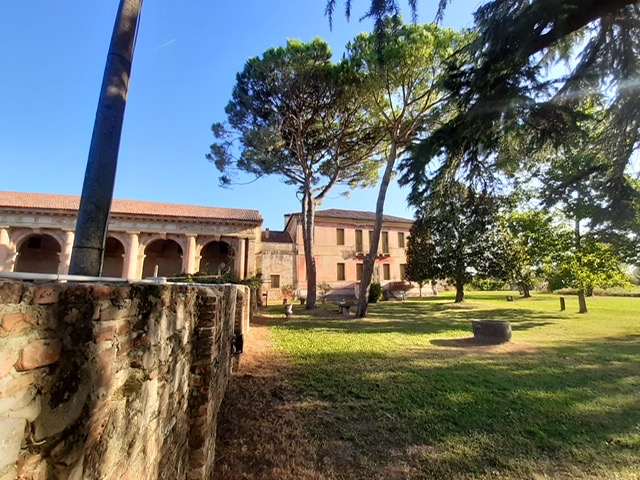 Nicoletta Dardilli di Ad Casa Padova propone in vendita in zona Saccolongo importante complesso s...