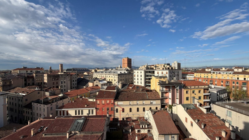 Sara Immobiliare propone in locazione, in una delle posizioni più centrali e prestigiose di Padov...