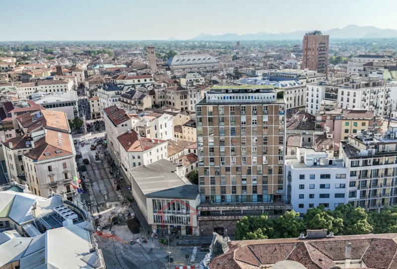 Sara Immobiliare propone in locazione, in una delle posizioni più centrali e prestigiose di Padov...