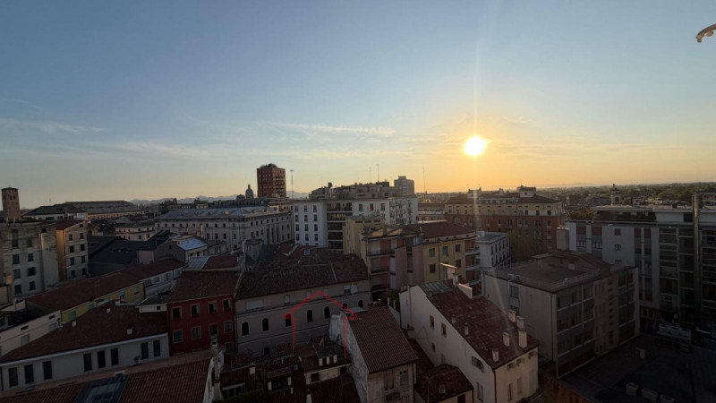 Sara Immobiliare propone in locazione, in una delle posizioni più centrali e prestigiose di Padov...