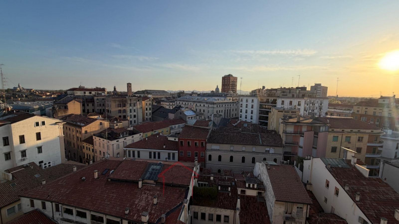 Sara Immobiliare propone in locazione, in una delle posizioni più centrali e prestigiose di Padov...